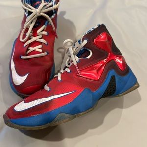 NIKE
(PS) LEBRON XIII
Boys - Bright Crimson/Soar/Black